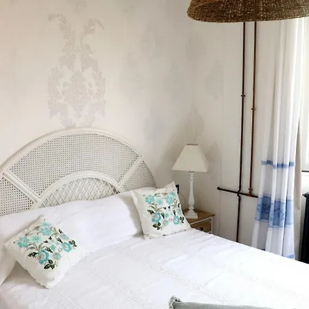 Lliri Blanc Bed and Breakfast *